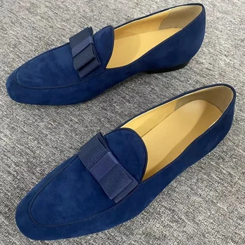 מעצב יוקרתי כחול כהה זמש גברים נעלי מוקסינים עם עניבת הפרפר בעבודת יד להחליק על רבותי נעליים שטוחות עור נעליים מזדמנים